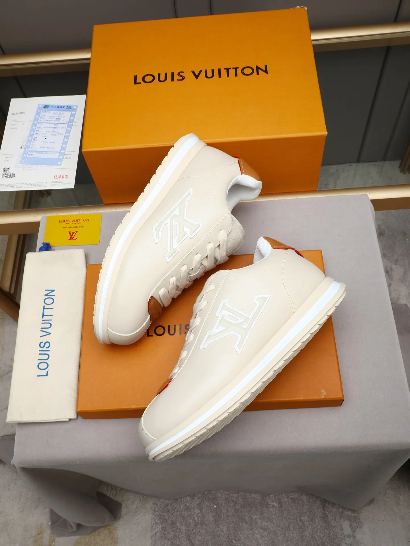 PP560 LV Louis Vuitton L Jialu Brand Runner Tatic Series Thick-soled Casual Sports Shoes Running Shoes Original purchase, development and production This LV Runner Tatic sports shoe combines technical materials such as mesh fabric and ribbons to interpret the inspiration of traditional mountaineering shoes. LV letters are written on one side, the lariat buckle of the quick lacing system is embellished with Monogram flowers and Louis Vuitton logos, and the light and wear-resistant rubber outsole completes the whole. ▪️Fabric: Original imported cowhide + mesh ▪️Inner lining: Original customized breathable mesh ▪️Sole: Original open-molded anti-slip rubber combination material ▪️Size: Men's 38-44 (customized for 45 and 46)